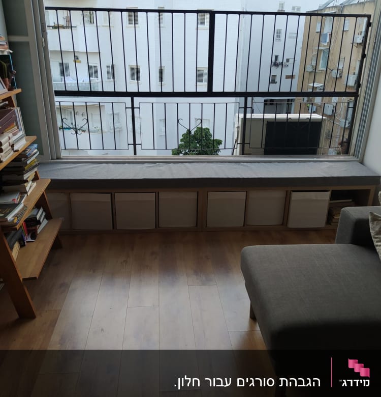 חלון עם סורגי מתכת ומסגרת עץ